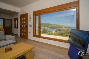 East and West, villa with endless views