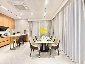 Chiang Mai, Brand-New, Modern, Luxuriously Decorated, Detached Garden Pool Villa, Close to the Old City and Changkhan Road Night Bazaar, Ideal for Family Team-Building Vacations, Four-Bedroom, Five-Bathroom Villa 09