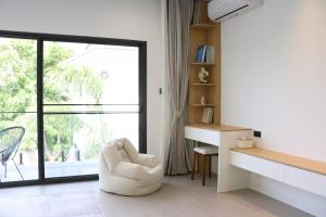 Chiang Mai, Brand-New, Modern, Luxuriously Decorated, Detached Garden Pool Villa, Close to the Old City and Changkhan Road Night Bazaar, Ideal for Family Team-Building Vacations, Four-Bedroom, Five-Bathroom Villa 09