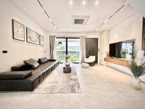 Chiang Mai, Brand-New, Modern, Luxuriously Decorated, Detached Garden Pool Villa, Close to the Old City and Changkhan Road Night Bazaar, Ideal for Family Team-Building Vacations, Four-Bedroom, Five-Bathroom Villa 09