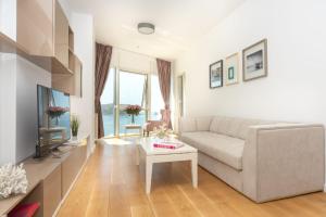 Tre canne sea view flat with parking & pool