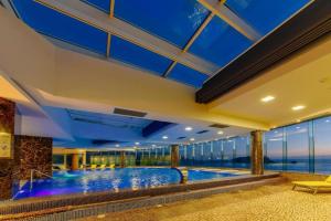 Amazing view luxury apartments in hotel Tre canne with free pool & parking