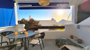 SUNLIT ISLE - heated pool, fibre net, Los Cristianos