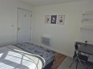 3 beds in 3 separate rooms less than 3 miles from Durham Centre
