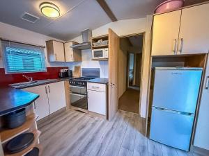 Lovely Caravan With Side Decking At Broadland Sands Park, Suffolk Ref 20204Bs