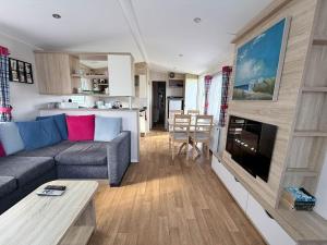 Lovely Caravan With Side Decking At Broadland Sands Park In Corton Ref 20160Bs