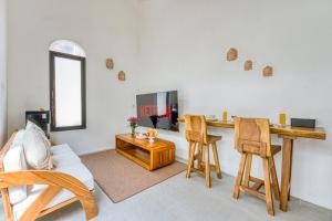 Cozy Tropical Pererenan 2bd Villa with Rooftop Pool