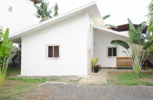 Ixa Coastal Nook - Private Gate w Garden - Near Airport And Beach