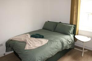 Luxury 4BR Bradford Home Sleeps 10 Free Parking