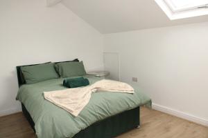 Luxury 4BR Bradford Home Sleeps 10 Free Parking