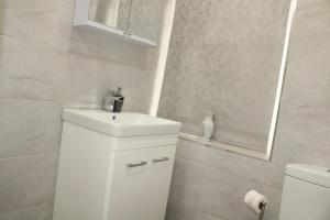 Luxury 4BR Bradford Home Sleeps 10 Free Parking