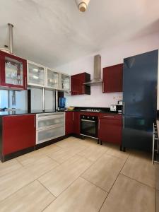 Beachfront Fabulous 2 bed apartment with sea view
