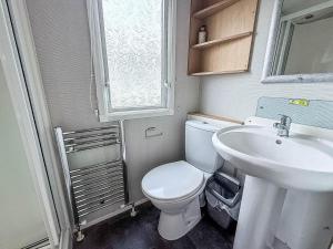 Lovely 8 Berth Caravan Nearby Scratby Beach In Norfolk Ref 50021F