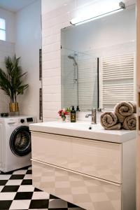 3BR luxury apartment Prague Center near train station
