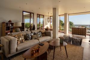 Astonishing Villa with Post-Modern Architecture