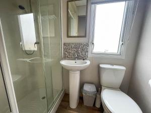 Lovely Caravan For Hire Nearby Scratby Beach In Norfolk Ref 50045L