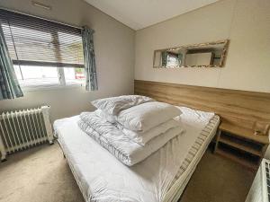 Lovely Caravan For Hire Nearby Scratby Beach In Norfolk Ref 50045L