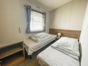 Lovely Caravan For Hire Nearby Scratby Beach In Norfolk Ref 50045L