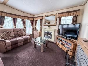 Brilliant 6 Berth Caravan For Hire With Decking By The Norfolk Coast Ref 50064G