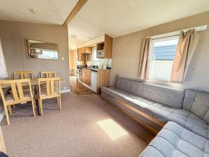 Homely 8 Berth Caravan At California Cliffs Near To Scratby Beach Ref 50067G