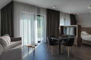 Chill by Lake Hill Apartment