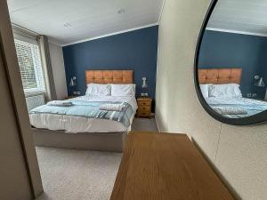 Stunning Lodge With Large Decking At Azure Seas In Suffolk Ref 32109Og