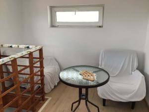 Apartament cu 1 camere la etaj 2 si masarda o camera de 9mp in vila pozitie centrala pe strada Randunelelor nr 2 cu parcarestradalaala centrala