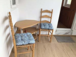 Apartament cu 1 camere la etaj 2 si masarda o camera de 9mp in vila pozitie centrala pe strada Randunelelor nr 2 cu parcarestradalaala centrala
