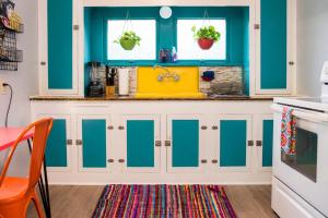 The Bluebird Cottage Style Cabin with Hot Tub near Turner Falls and Casinos
