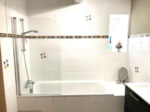 Appartement 70 m2,3 personnes,2 chambres,2 lits en 160, près de tout à pied, piscine de la propriété, parking