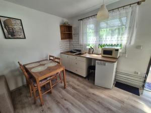 Noclegi u Loni - Szary domek - noclegi w zacisznym centrum Pobierowa nad morzem z parkingiem