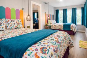 The Bluebird Cottage Style Cabin with Hot Tub near Turner Falls and Casinos