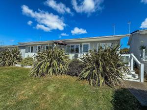 Cosy Chalet On A Beautiful Holiday Park In Lowestoft Ref 12080B