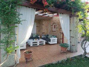 Naturstein-Mediterranhaus mit Gartenblick