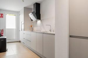 Stylish Poolview City Apartment