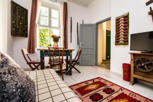 Chestnut Garden Apartment in historic downtown with AC