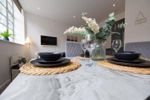 Spacious Central Brighton BN1 Apartment City Centre ,3 Min Walk to Beach,Near The Lanes ,Cafes, Fast WiFi, Sleeps 4 ,Long Stays Welcome