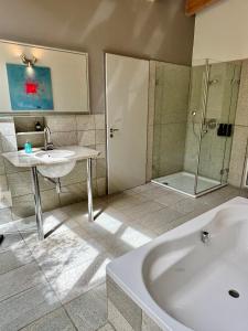 PaderCityLoft- lichtdurchflutet und privat mit Kamin-Dachterrasse-Sauna-Außendusche im Atrium