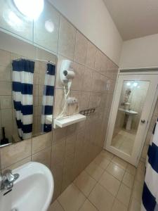 Cozy Suite, Wifi, Ac in Bedroom & 1 Minute Walk to West Coast Beach!