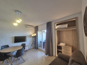 Benalbeach con vistas en primera linea de playa