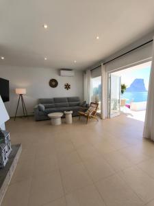 Frontline of the sea, 3 rooms 2 baths, Parking