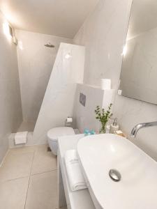 Perissa Design Centro Suites- BEACH FRONT