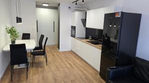 A spacious duplex apartment with three bedrooms, a living room with an Xbox, two bathrooms, air conditioning, and a parking space