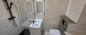 A spacious duplex apartment with three bedrooms, a living room with an Xbox, two bathrooms, air conditioning, and a parking space