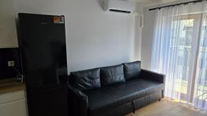 A spacious duplex apartment with three bedrooms, a living room with an Xbox, two bathrooms, air conditioning, and a parking space