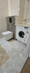 A spacious duplex apartment with three bedrooms, a living room with an Xbox, two bathrooms, air conditioning, and a parking space