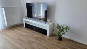 A spacious duplex apartment with three bedrooms, a living room with an Xbox, two bathrooms, air conditioning, and a parking space