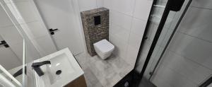 A spacious duplex apartment with three bedrooms, a living room with an Xbox, two bathrooms, air conditioning, and a parking space