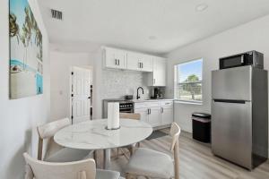 Stylish Treasure Island Getaway - Unit 8