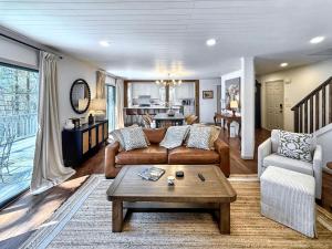 2 Bedroom Highlands Home with Fireplace and Mountain Views